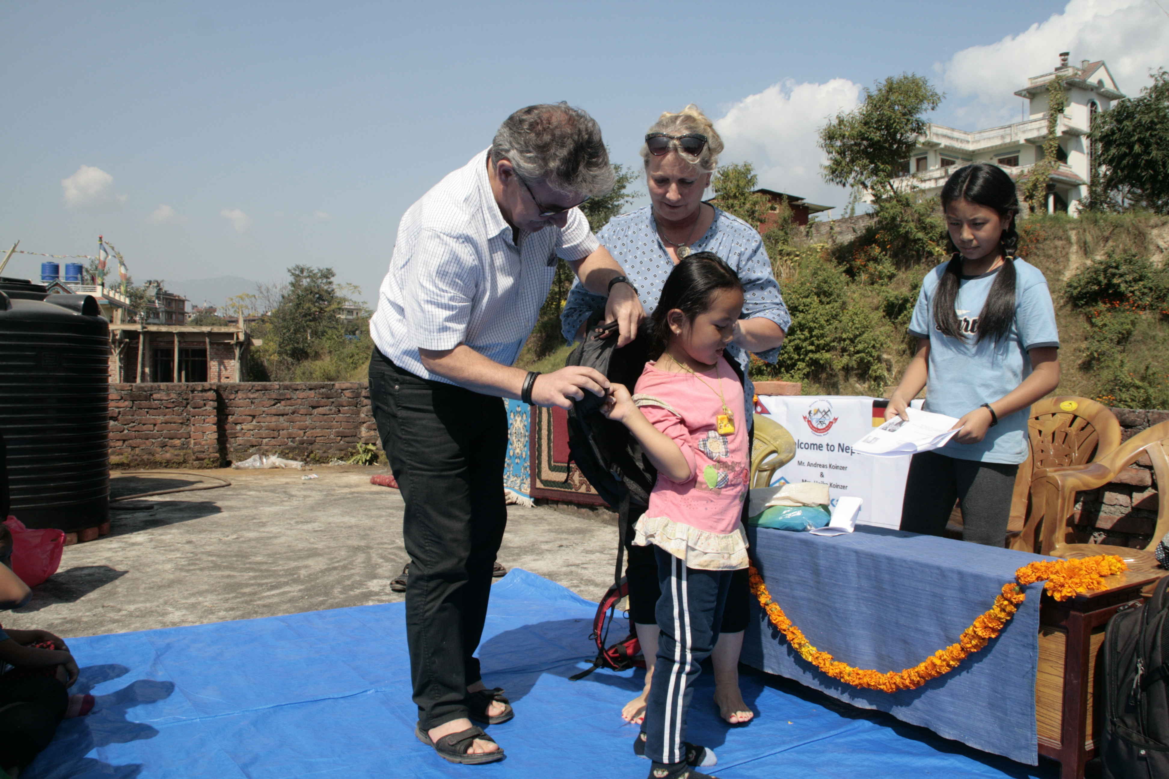 Übergabe neuer Schulranzen im Rahmen der Nepalreise 2016