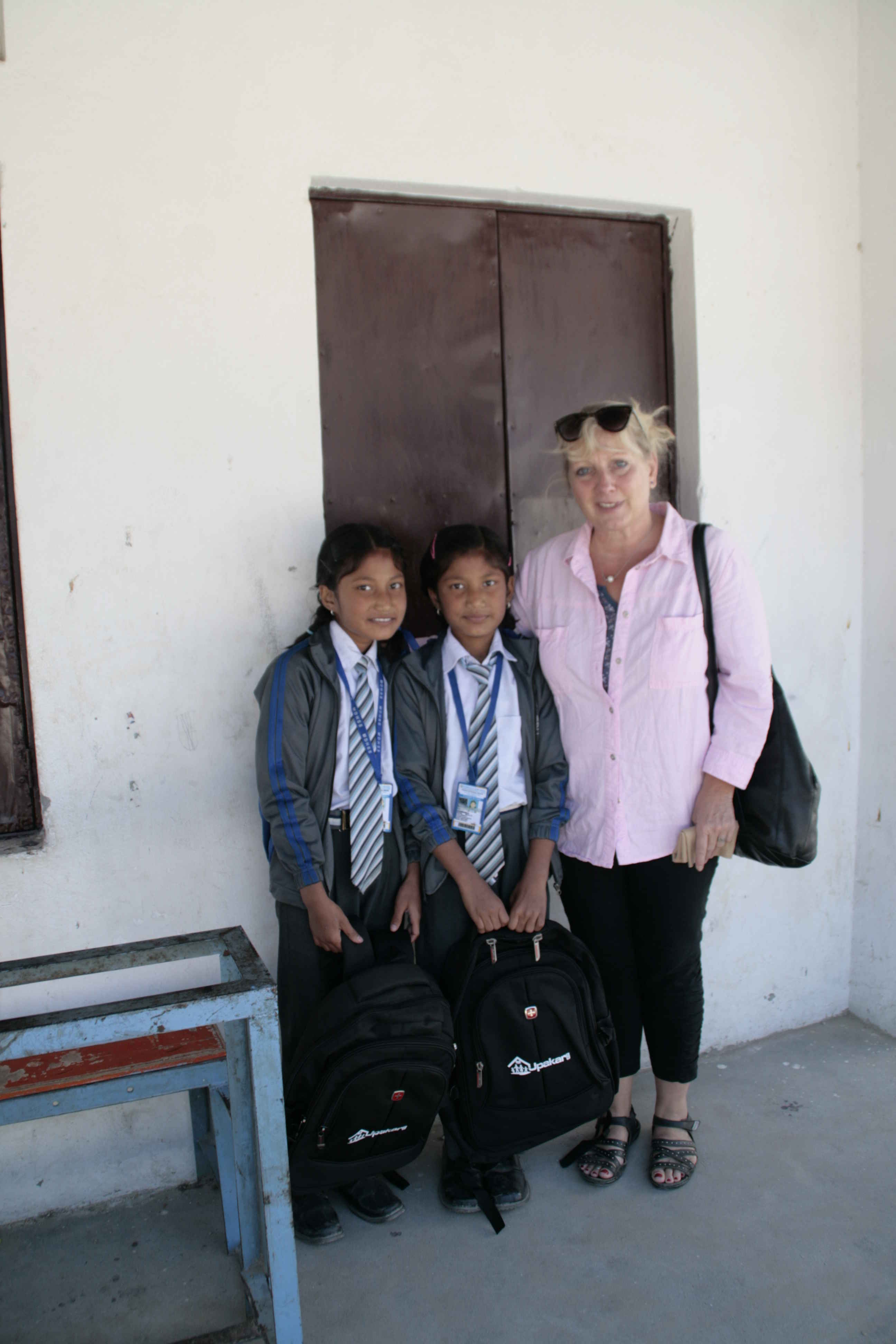 Heike Koinzer mit zwei Schülerinnen, die von UPAKAR gefördert werden